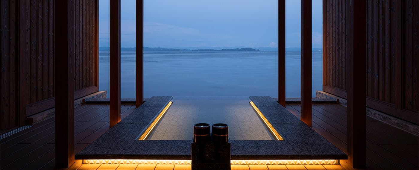 Nikmati waktu istimewa di depan laut Pulau Awaji.