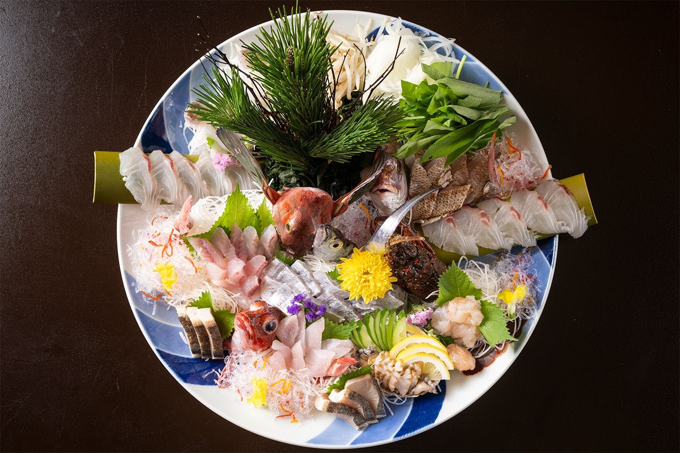 Hidangan kaiseki mewah yang disajikan oleh penginapan gaya Jepang dengan keahlian mendalam tentang ikan.