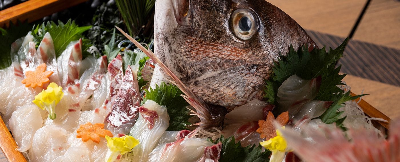 Kami menyajikan ikan dan bahan musiman dengan cara terbaik.