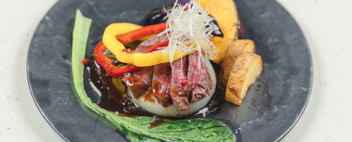 Menu spesial dengan bahan-bahan khas pulau