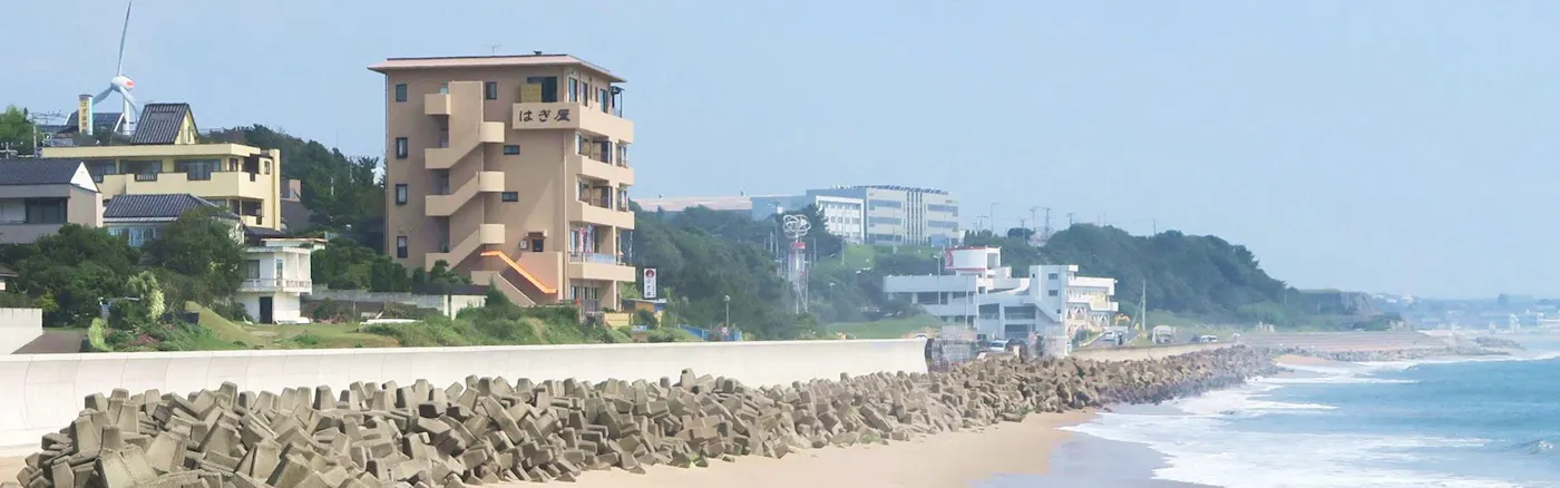 ひたち湯海の宿 はぎ屋：海岸と宿