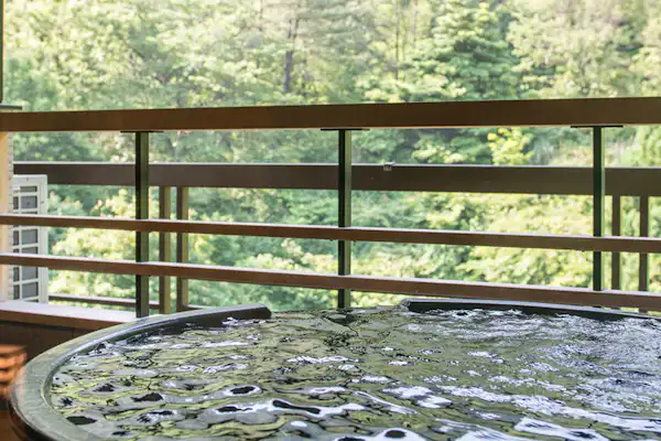 อ่างอาบน้ำกลางแจ้งภายในห้องพัก