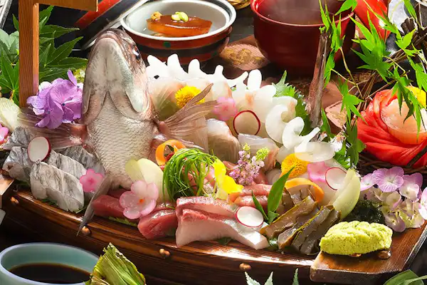 Boat-shaped sashimi platter