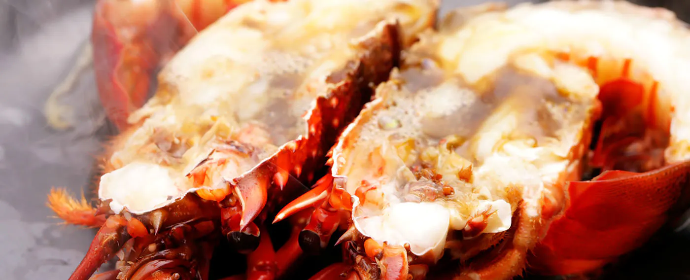 กุ้งมังกรนึ่งบนจานเซรามิก