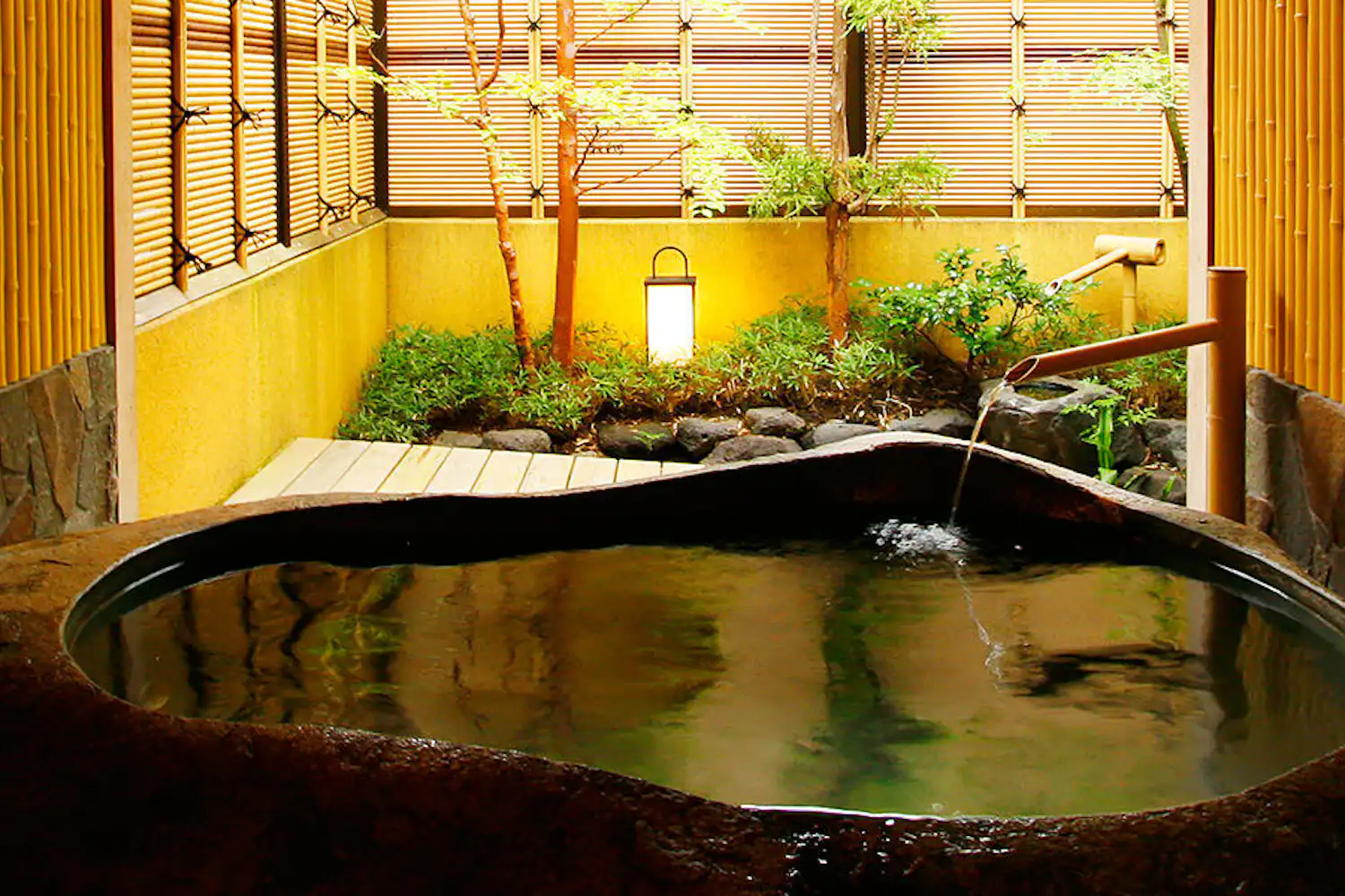 อ่างอาบน้ำกลางแจ้งส่วนตัว