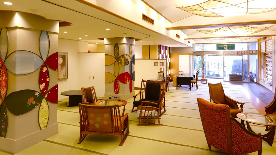Rakuzan Yasuda: A Tatami-Floored Inn Adorned with Kimonos