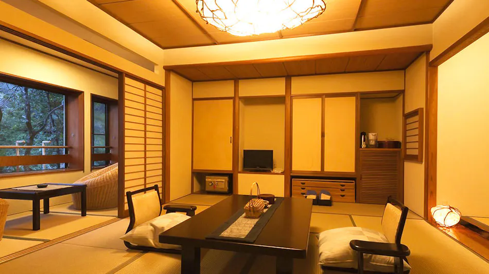 Rakuzan Yasuda: A Tatami-Floored Inn Adorned with Kimonos