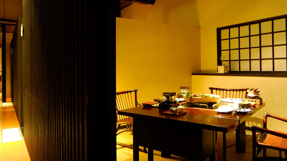 Rakuzan Yasuda: A Tatami-Floored Inn Adorned with Kimonos