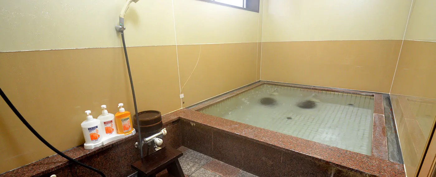 Mata air panas & Kamar mandi