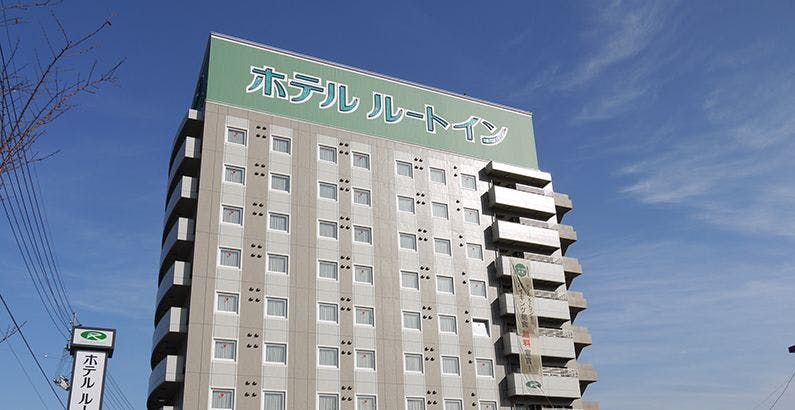 皇居の四季 皇居外苑の芝生に陽の光がたっぷり☀️ 大きな木が影を落として