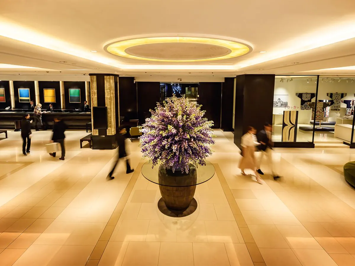 明るく開放的なメインロビー