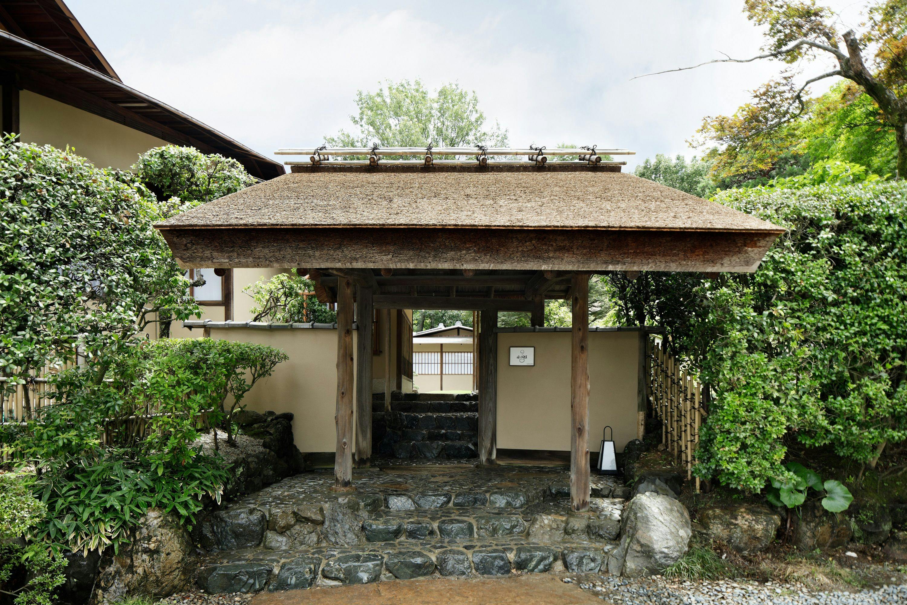 数寄屋風別館「佳水園」玄関
