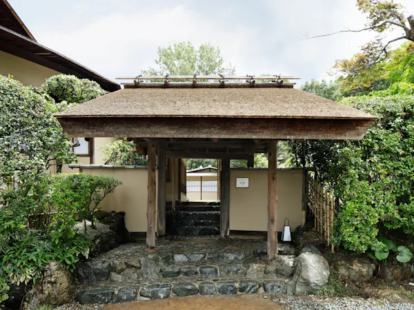 数寄屋風別館「佳水園」玄関