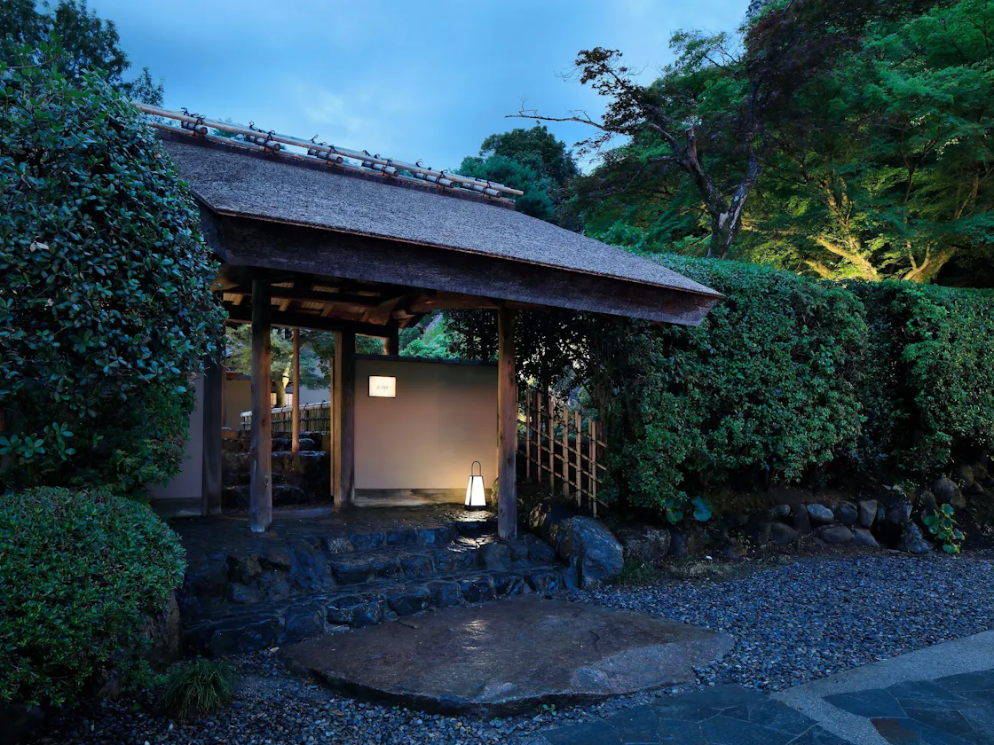 数寄屋風別館「佳水園」玄関(夜)