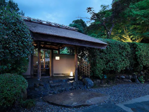 数寄屋風別館「佳水園」玄関(夜)
