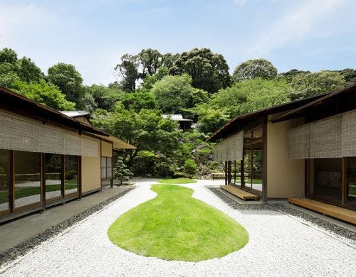 数寄屋風別館「佳水園」白砂の中庭