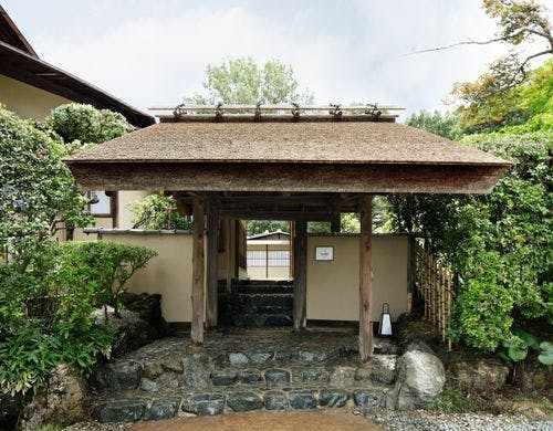 数寄屋風別館「佳水園」玄関