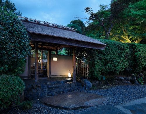 数寄屋風別館「佳水園」玄関（夜）