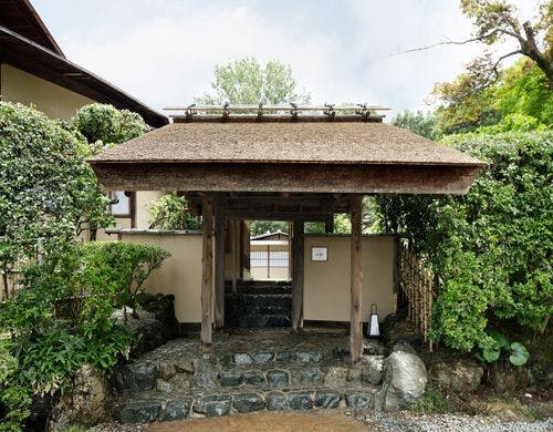 数寄屋風別館「佳水園」玄関