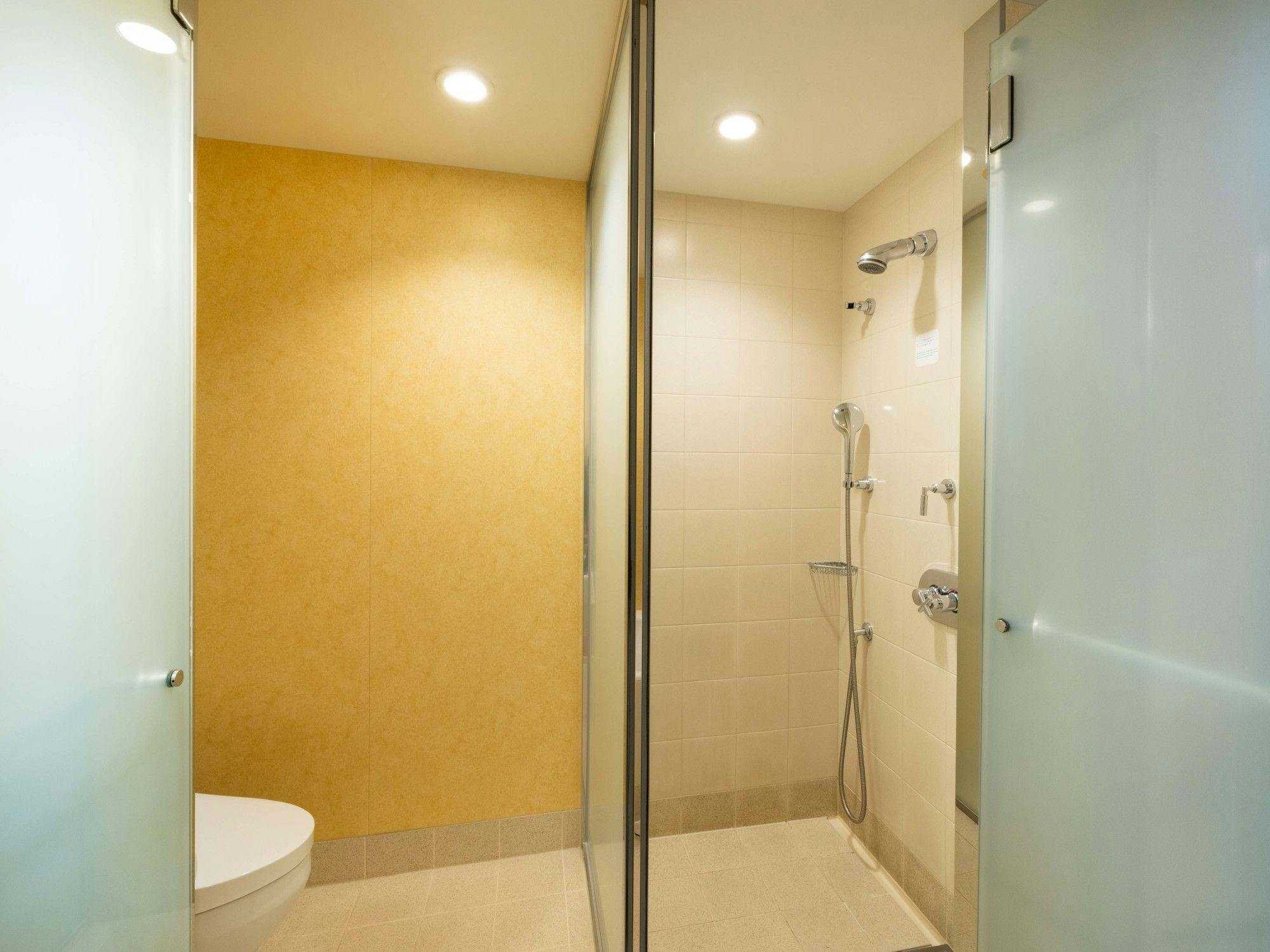 Buồng tắm vòi sen và nhà vệ sinh