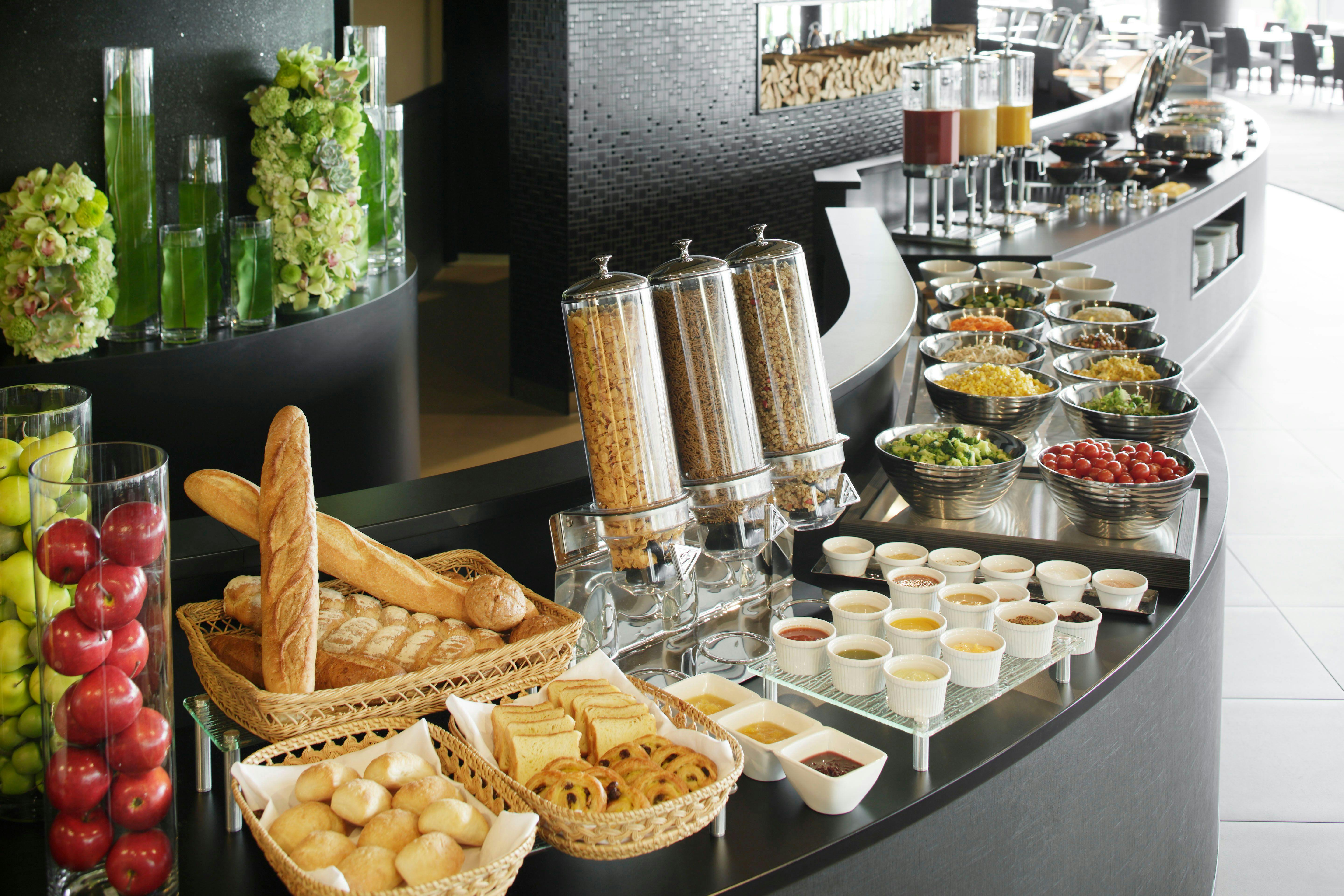 【Enjoy！Breakfast】地産食材・ご当地メニュー・出来立て！50種以上のビュッフェ朝食付