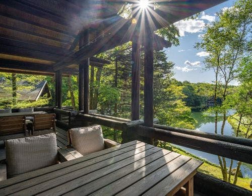 広々としたバルコニーは読書にも最適