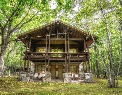 すべてのコテージには暖炉を完備。