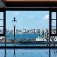 Dari lobi, Anda dapat melihat Selat Kanmon.