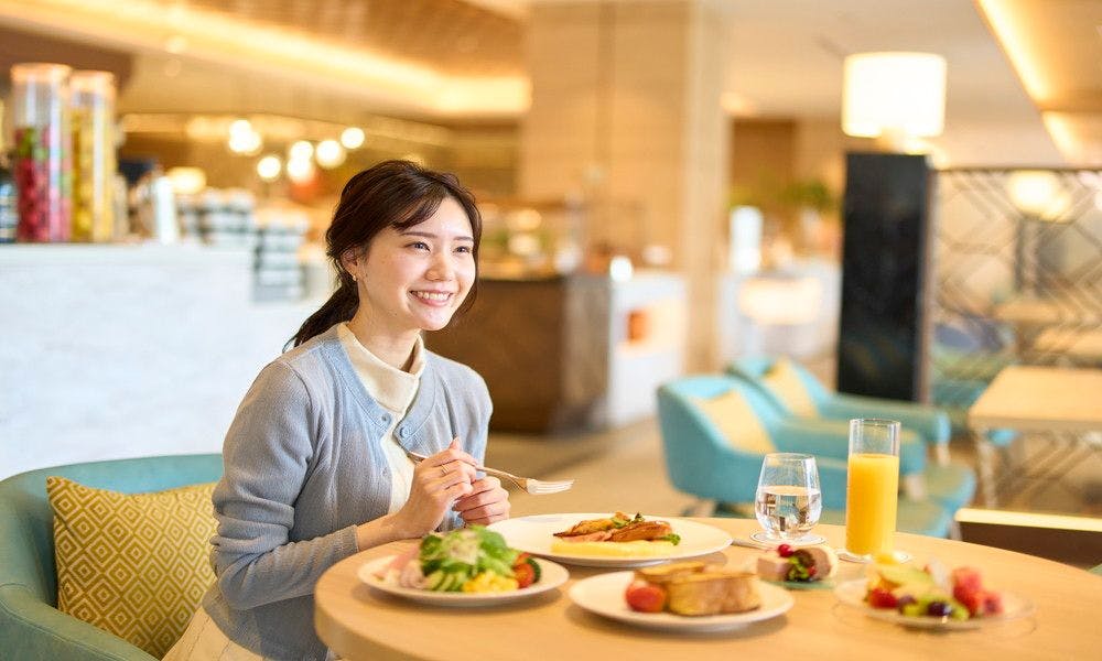 Thưởng thức bữa sáng thanh lịch trong không gian tràn ngập ánh nắng ban mai.