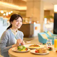 Thưởng thức bữa sáng thanh lịch trong không gian tràn ngập ánh nắng ban mai.