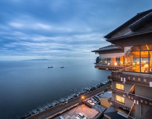 ラウンジ外観と相模湾眺望