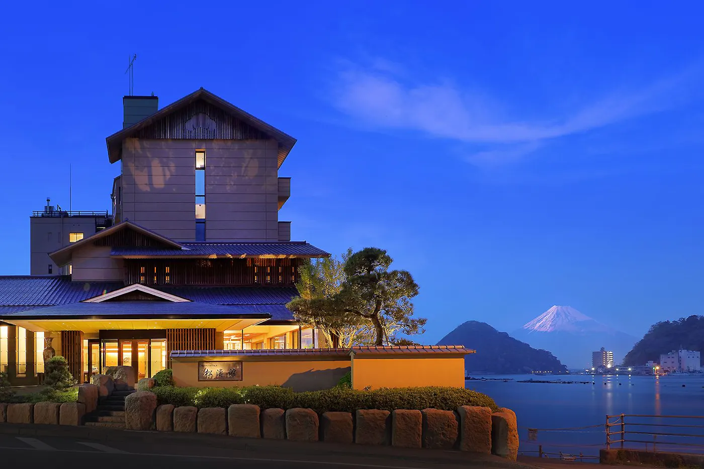 伊豆・三津浜温泉 松濤館:夕景の外観