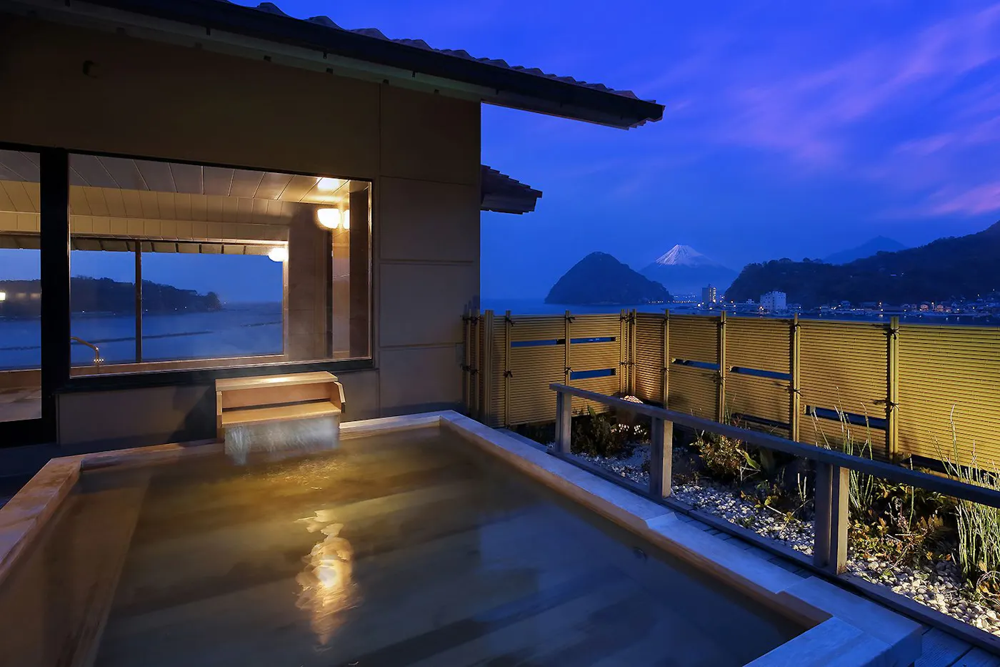 伊豆・三津浜温泉 松濤館:露天風呂と富士山