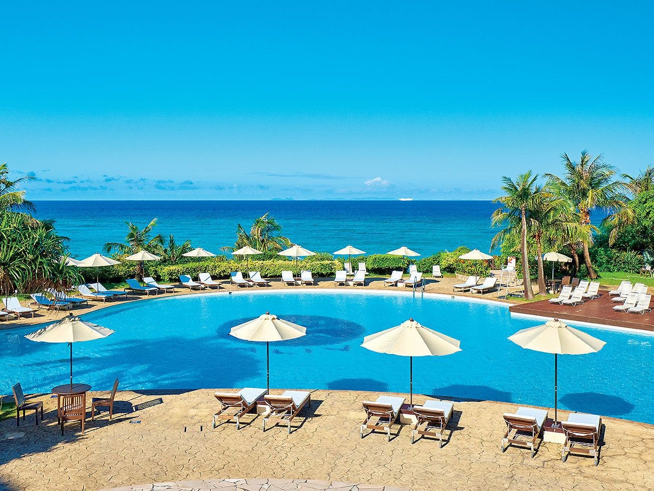 Kolam renang taman khusus untuk tamu akomodasi