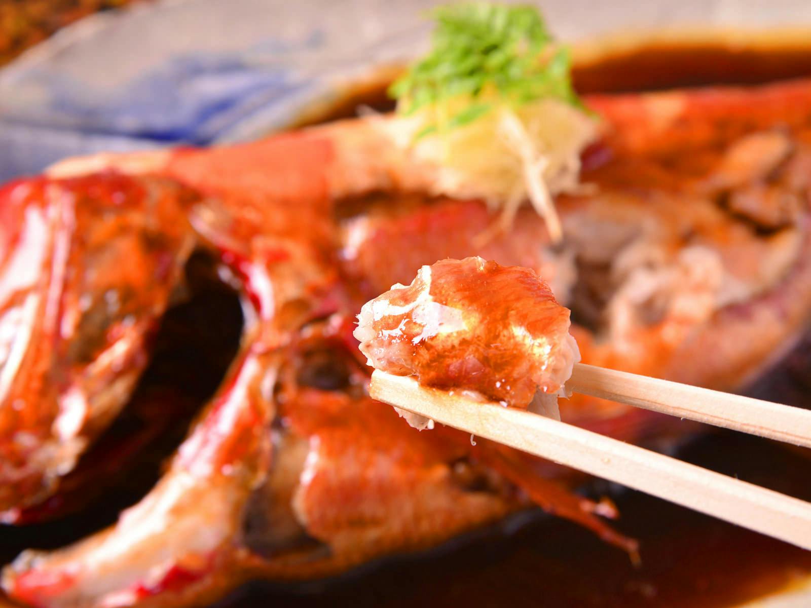 熱海 古屋旅館 - ＜夕朝食とも部屋食＞【人気No.5】伊豆近海産・金目鯛の煮付×朝食【釜鶴】のプレミアム干物付 -  A【本館/54平米～】和室12.5畳+広縁（チェア付） - 宿泊予約は[一休.com]