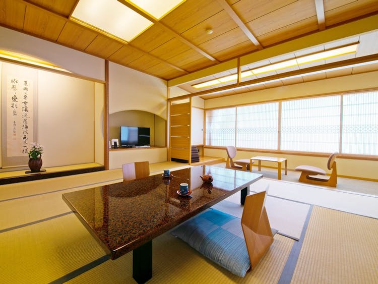 A【本館/54平米～】和室12.5畳+広縁・温泉は大浴場派！のサムネイル画像