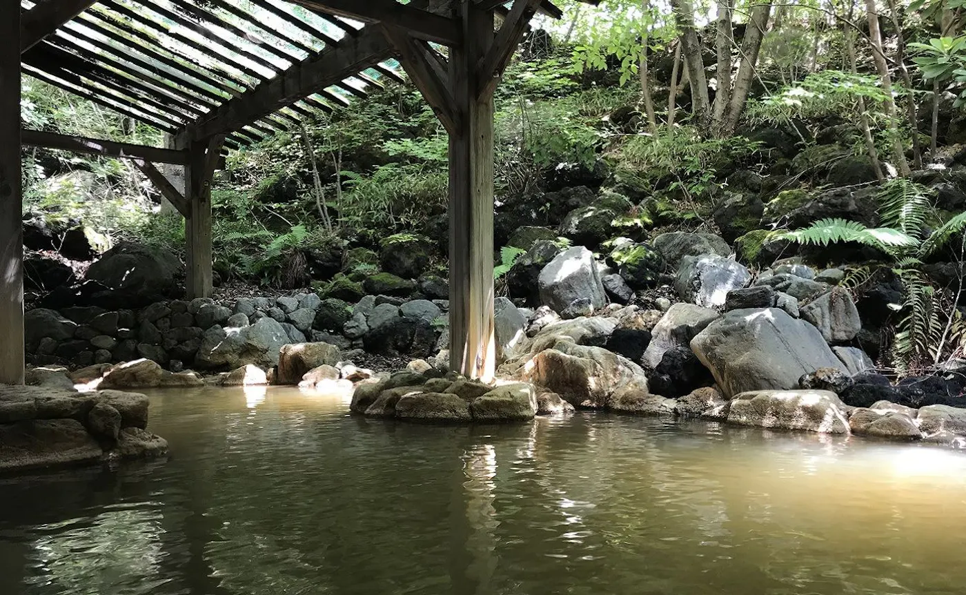 軽井沢倶楽部 ホテル軽井沢1130:渓流沿いの露天風呂