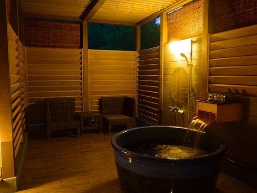 森の中の露天プレミアム4ベッドスイート