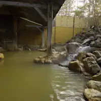 Mata air panas Oniosh, tempat Anda dapat menikmati pemandangan empat musim.