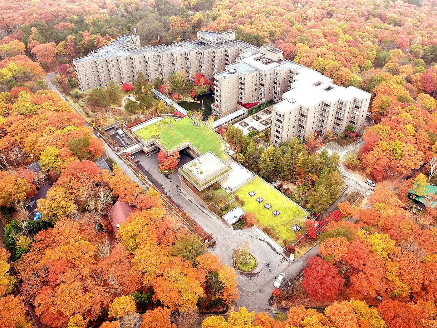 軽井沢倶楽部 ホテル軽井沢1130:紅葉に囲まれたホテル