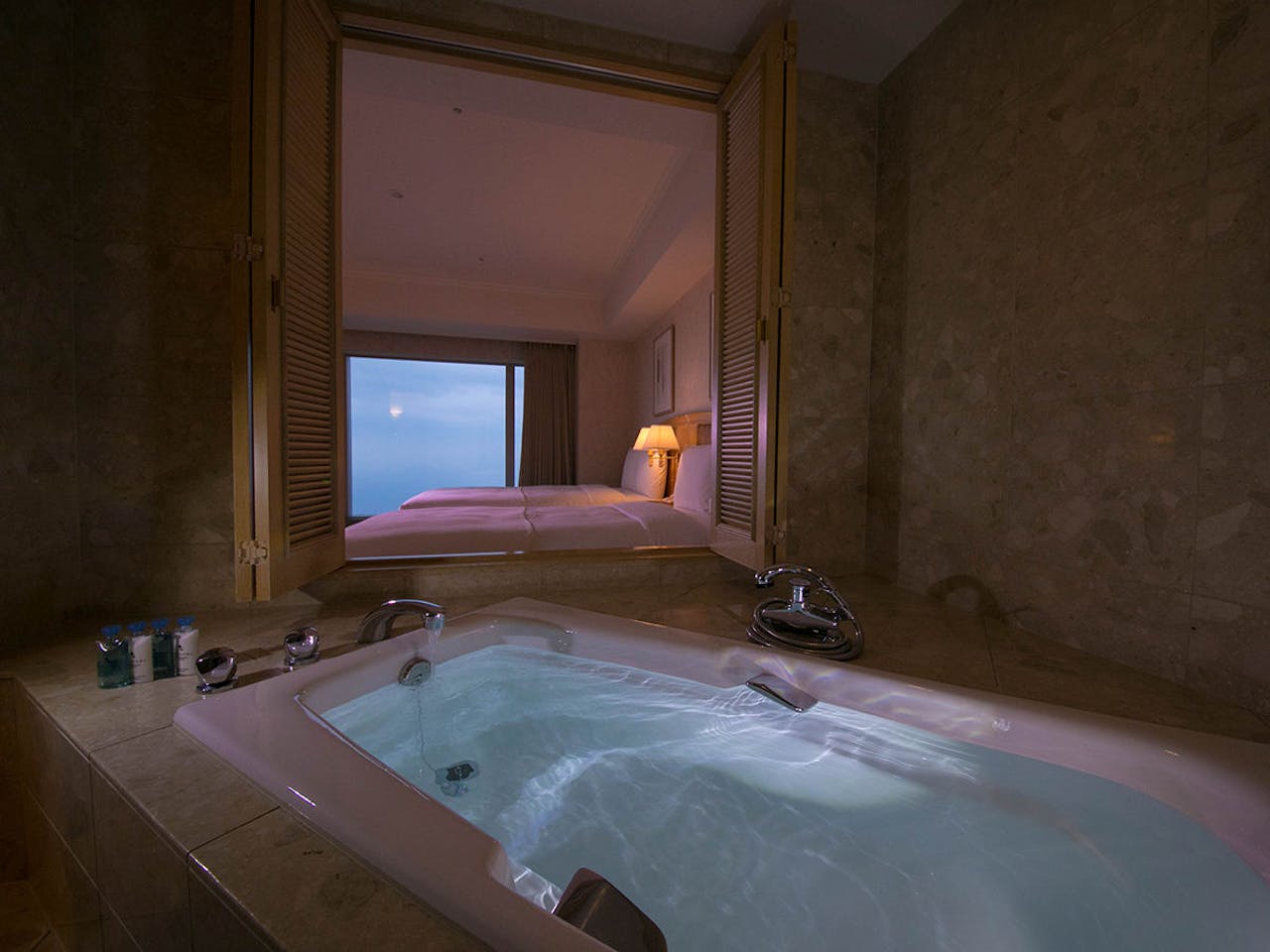 【ジュニアスイート】〔バスルーム〕