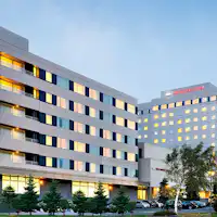 Sekitar 15 menit dengan mobil dari bandara, sekitar 8 menit berjalan kaki dari Stasiun Chitose.