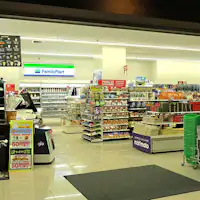 Toko serba ada "FamilyMart"