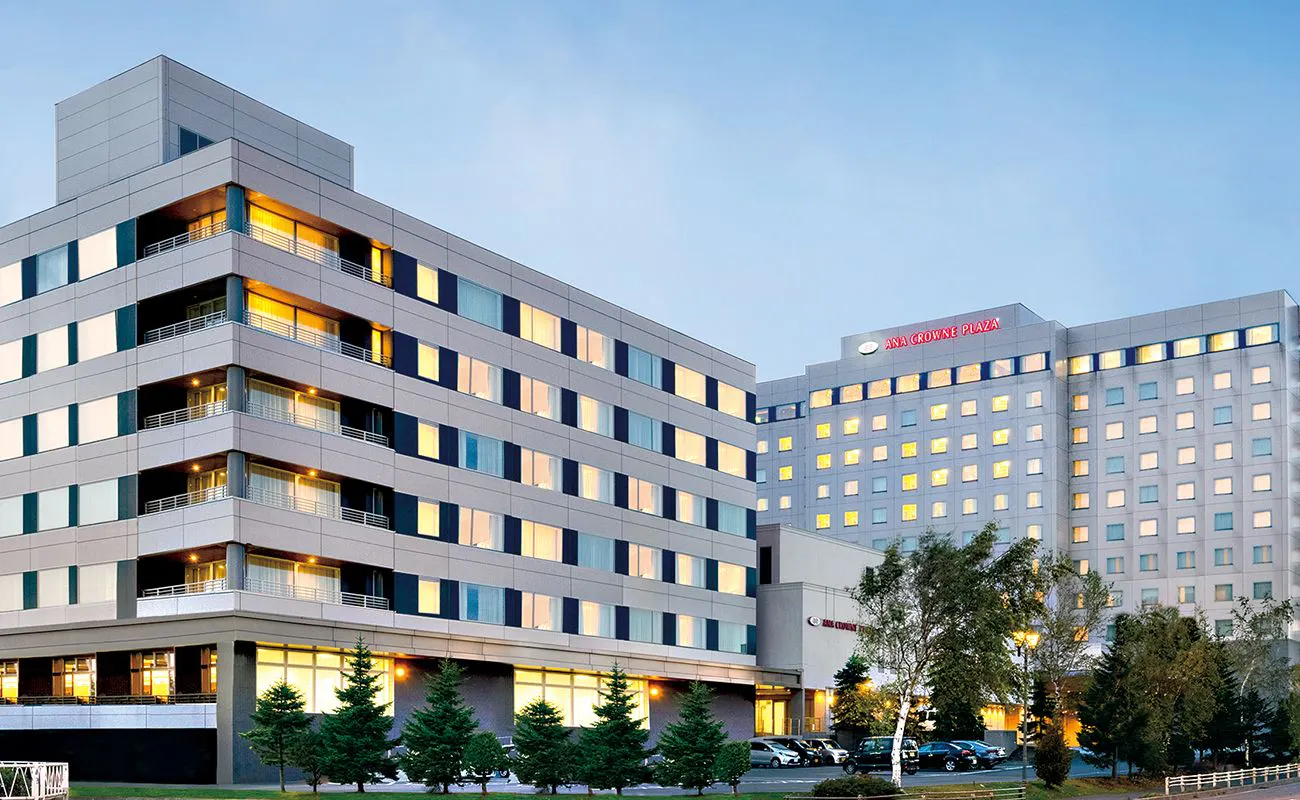 Sekitar 15 menit dengan mobil dari bandara, sekitar 8 menit berjalan kaki dari Stasiun Chitose.