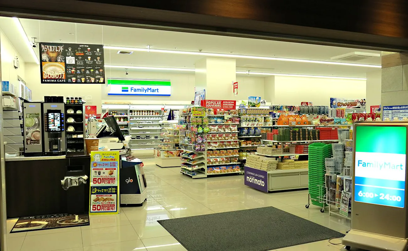 Toko serba ada “FamilyMart”