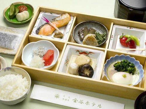 中禅寺金谷ホテル 松花堂風 和弁当ご朝食 四季折々の味覚 ご夕食は選べるディナーコース 夕朝食付 一休 Com