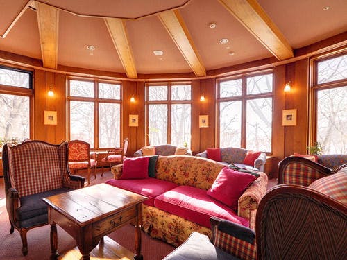 Dari ruangan setengah lingkaran di dalam ruangan, Anda dapat melihat pemandangan Danau Chuzenji.