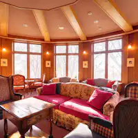 Dari ruangan setengah lingkaran di dalam ruangan, Anda dapat melihat pemandangan Danau Chuzenji.