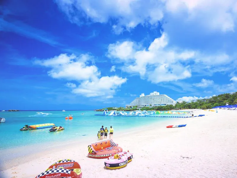 หาดมันซะที่กว้างใหญ่ ปกคลุมด้วยทะเลสีฟ้าใสโปร่งใส