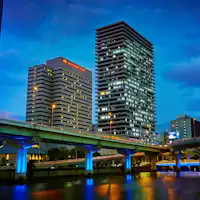 โรงแรมภายนอก (กลางคืน)